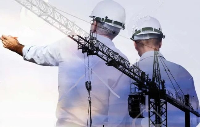 Dos especialistas de construcción con casco supervisando una obra con grúa, imagen corporativa de apoyo técnico para desarrollos y contratistas