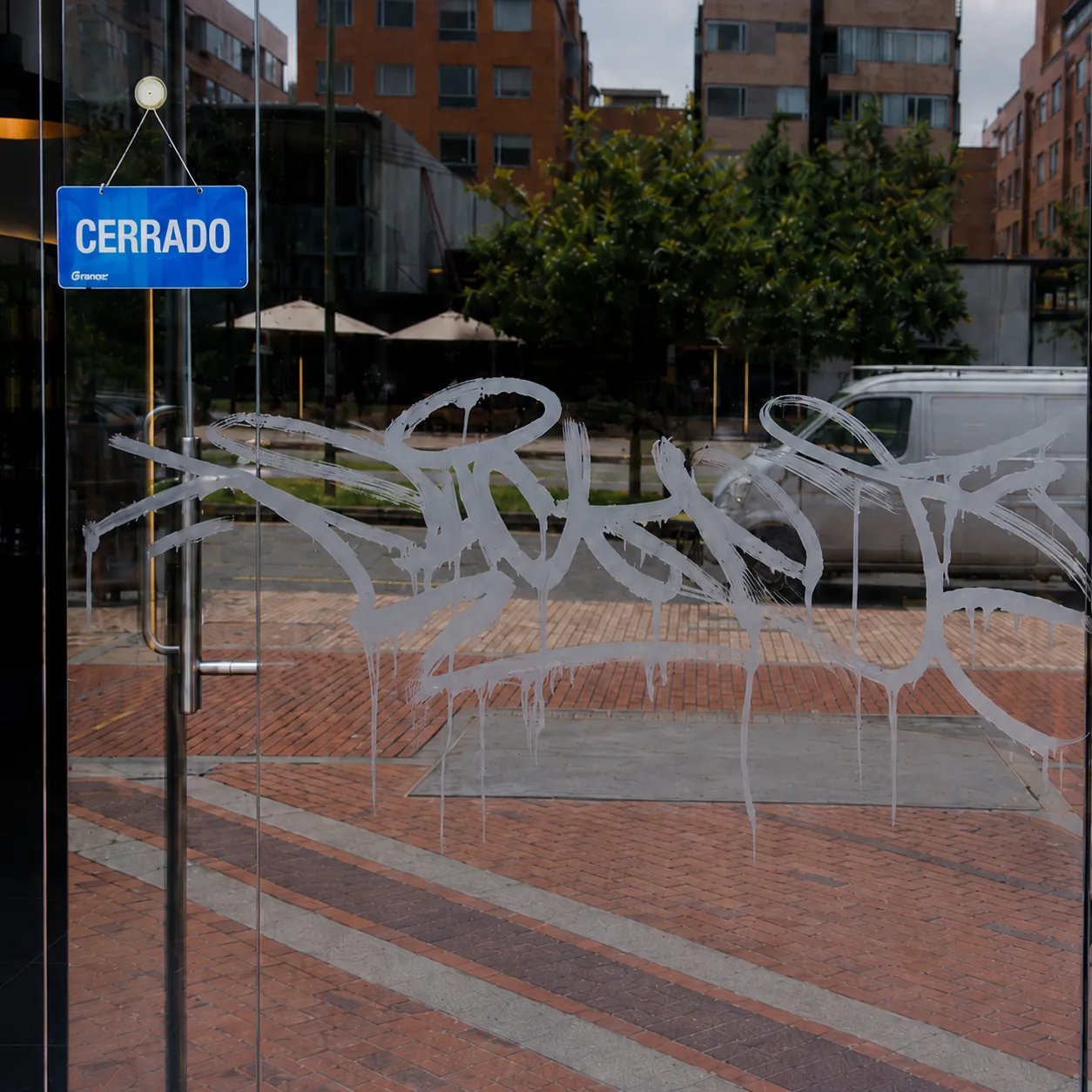 Restauración de vidrio vandalizado con ácido